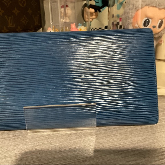 Louis Vuitton Epi International Wallet - Picture 2 of 8